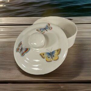 Round Lidded Butterfly Porcelain Trinket Box Vintage Cottagecore Grannycore